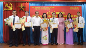 61 học viên được trao bằng cao cấp lý luận chính trị
