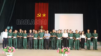 Lãnh đạo huyện Mường Khương thăm, động viên chiến sĩ mới