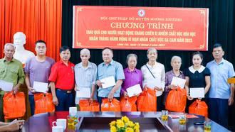Hội Chữ thập đỏ Mường Khương trao quà cho người bị nhiễm chất độc hóa học