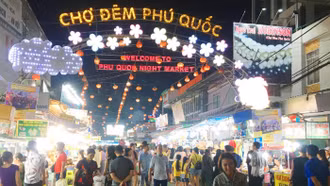 Chợ đêm giữa lòng phố biển