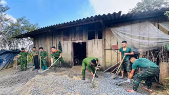 Lực lượng vũ trang phối hợp giúp dân đổ bê tông đường liên thôn xã Lùng Cải