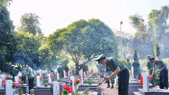 Công an tỉnh dâng hương tại Nghĩa trang Liệt sĩ phường Nam Cường 