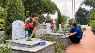 Hoa đại rơi trên vai áo