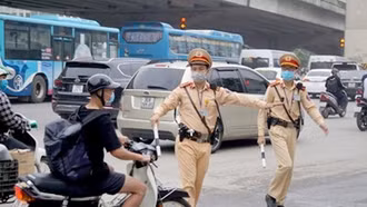 Quên mang bằng lái xe ô tô, xe máy bị phạt bao nhiêu tiền?