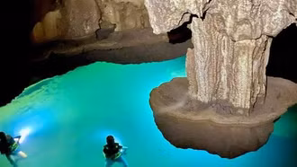 Phát hiện hồ nước bí ẩn 'treo' lơ lửng trong hang ở Quảng Bình