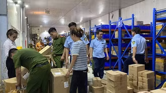 Phát hiện lô hàng điện tử "khủng" nghi nhập lậu