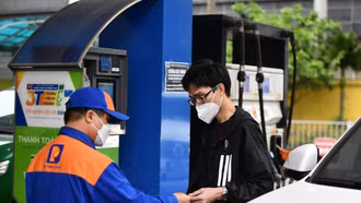 Giá xăng trong nước ngày mai có thể tăng tiếp