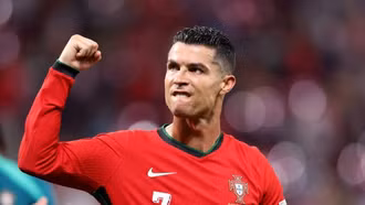 Ronaldo lập siêu kỷ lục, Bồ Đào Nha thắng nghẹt thở