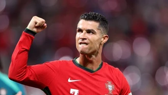 Ronaldo lập siêu kỷ lục, Bồ Đào Nha thắng nghẹt thở