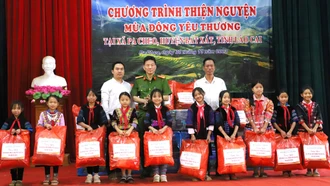 Nhiều phần quà ý nghĩa được trao tại chương trình “Mùa đông yêu thương”