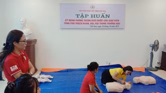 Văn Bàn: Tập huấn kỹ năng an toàn phòng chống đuối nước cho giáo viên