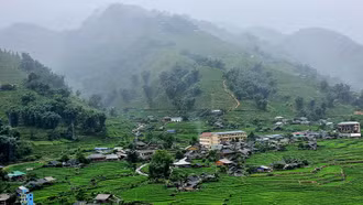 Khám phá bản Tả Van trong mưa 