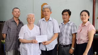 Trung tâm Kiểm soát bệnh tật thăm, tặng quà gia đình cán bộ có thân nhân là liệt sĩ