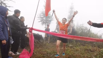 Gần 400 vận động viên tham gia giải leo núi chinh phục đỉnh núi 3 mẹ con