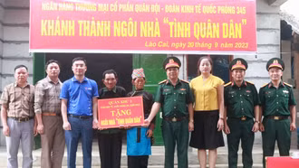 Bàn giao nhà “Tình quân dân” tại xã A Mú Sung