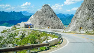 Đèo Đá Trắng - cung đường "tuyết phủ" huyền ảo giữa lòng Tây Bắc