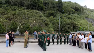 BĐBP Hà Tĩnh tiếp nhận 6 nạn nhân người Việt Nam làm việc tại Lào, có dấu hiệu bị mua bán qua biên giới