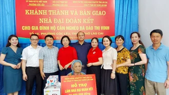 Bàn giao nhà “Đại đoàn kết” cho hộ cận nghèo tại phường Cốc Lếu