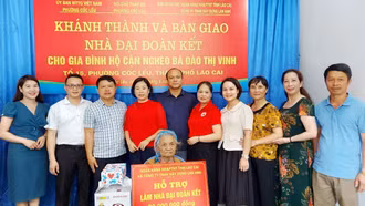Bàn giao nhà “Đại đoàn kết” cho hộ cận nghèo tại phường Cốc Lếu
