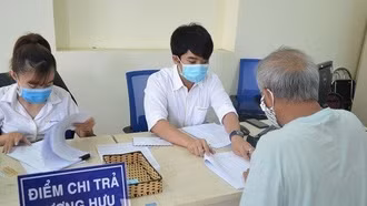 Người lao động nghỉ hưu trước tuổi hưởng lương thế nào?