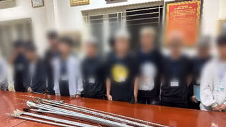 Mang hung khí đi "giải quyết mâu thuẫn" rồi quay Tiktok, 18 đối tượng bị tạm giữ