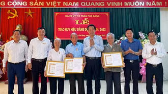 Trưởng Ban Tuyên giáo Tỉnh ủy Dương Đức Huy trao Huy hiệu Đảng đợt 19/5 tại huyện Bảo Yên