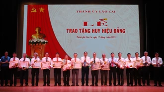 Phó Bí thư Tỉnh ủy Hoàng Giang dự lễ trao Huy hiệu Đảng đợt 19/5 tại thành phố Lào Cai