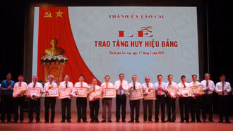 Phó Bí thư Tỉnh ủy Hoàng Giang dự lễ trao Huy hiệu Đảng đợt 19/5 tại thành phố Lào Cai