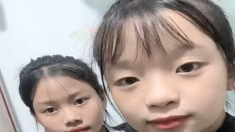 Hai học sinh nhặt được của rơi trả lại người đánh mất