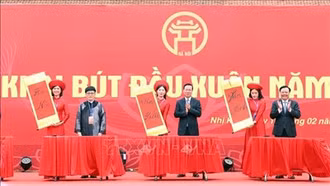 Chủ tịch nước khai bút đầu xuân tại Khu Lưu niệm Anh hùng dân tộc Nguyễn Trãi