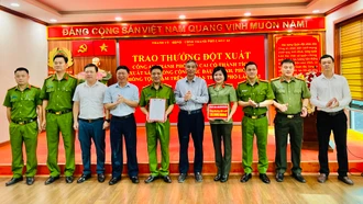 Khen thưởng đột xuất tập thể Công an thành phố Lào Cai về thành tích xuất sắc trong đấu tranh phòng, chống tội phạm trên địa bàn