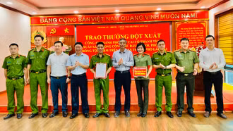 Khen thưởng đột xuất tập thể Công an thành phố Lào Cai về thành tích xuất sắc trong đấu tranh phòng, chống tội phạm trên địa bàn