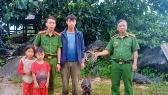 Tặng con giống cho gia đình cán bộ công an xã bán chuyên trách có hoàn cảnh khó khăn