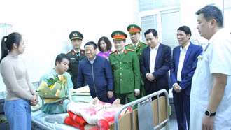 Phó Chủ tịch UBND tỉnh Nguyễn Trọng Hài thăm hỏi, động viên chiến sĩ công an bị thương khi thực hiện nhiệm vụ