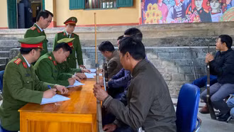 Công an huyện Bảo Thắng tuyên truyền pháp luật và vận động người dân giao nộp vũ khí tự chế
