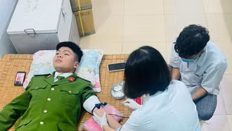 Chiến sĩ nghĩa vụ kịp thời hiến máucứu sống bệnh nhân đang nguy kịch