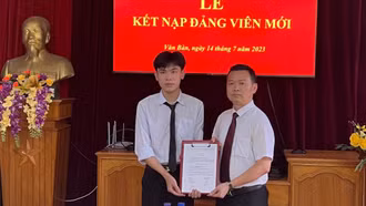 Văn Bàn kết nạp đảng viên là học sinh