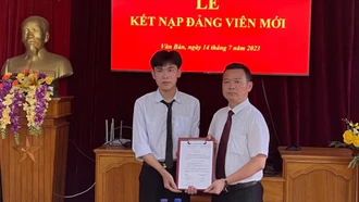 Văn Bàn kết nạp đảng viên là học sinh