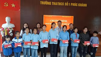Viettel Bảo Yên trao học bổng “Vì em hiếu học”