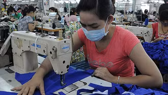 Nghỉ việc vì lý do thay đổi cơ cấu, người lao động được hưởng quyền lợi gì?