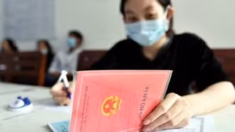 Các trường không được bắt người dân trình sổ hộ khẩu, sổ tạm trú