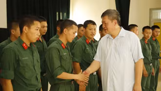 Thị xã Sa Pa thăm hỏi, động viên chiến sĩ mới nhập ngũ