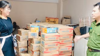 Bắt giữ 2 lô xúc xích không rõ nguồn gốc