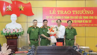 Chủ tịch UBND tỉnh trao thưởng Công an tỉnh về thành tích đấu tranh phòng, chống tội phạm ma túy