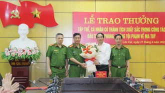 Chủ tịch UBND tỉnh trao thưởng Công an tỉnh về thành tích đấu tranh phòng, chống tội phạm ma túy