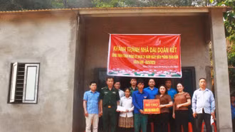 Bàn giao nhà “Đại đoàn kết” cho hộ nghèo tại xã Nậm Chạc