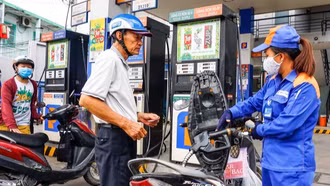 Giá xăng giảm hơn 300 đồng/lít từ chiều 22/2