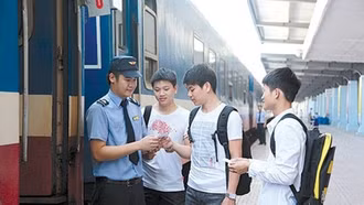 Giảm giá vé tàu cho học sinh, sinh viên đi nhập học cùng người thân