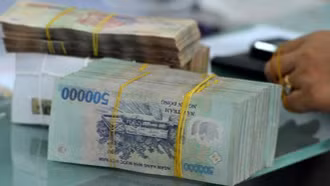 Người dân giảm gửi tiền vào ngân hàng