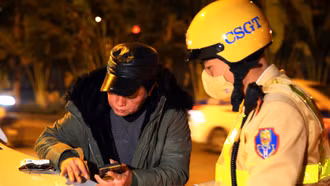 Từ 5/5, lái xe chậm nộp tiền phạt vi phạm hành chính sẽ bị tính thêm "lãi ngày"